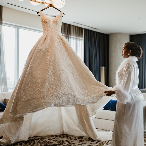 HAND MADE WEDDING DRESSES - Picture 4 of 5